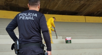 Reeducandos trabalham na pintura do Estádio Serra Dourada